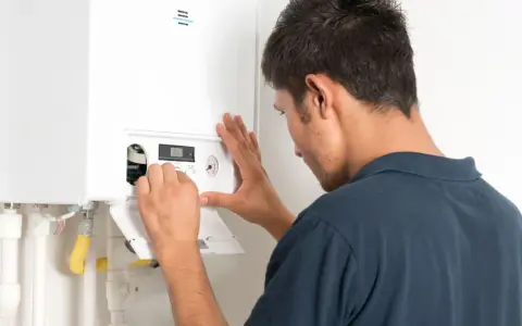 Un technicien ajuste une chaudière à condensation. L'installation est en cours, assurant un chauffage efficace.