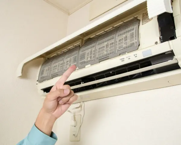 Maintenant, vous comprenez pourquoi la clim s'arrête et redémarre : les filtres encrassés bloquent le flux d'air.