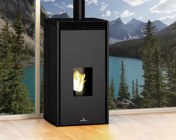 Poêle à granulés sans électricité, avis : flammes vives dans un poêle noir moderne, devant une fenêtre avec vue sur un lac et des montagnes.