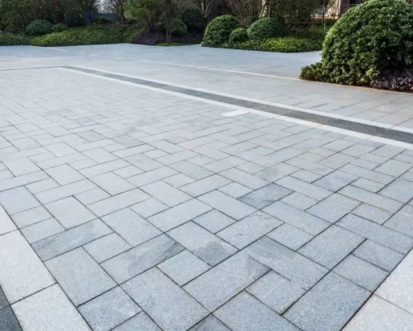 Dalle d'extérieur en béton, parfait pour une terrasse moderne.