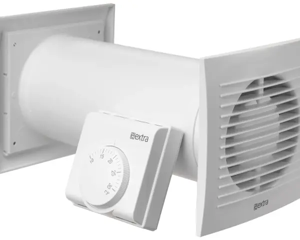 Ventilateur blanc avec thermostat réglable, un répartiteur de chaleur pour une ventilation efficace.