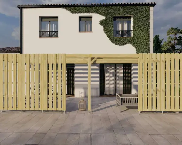 Une pergola bois fait maison délimite un espace extérieur moderne devant une maison blanche recouverte de végétation.
