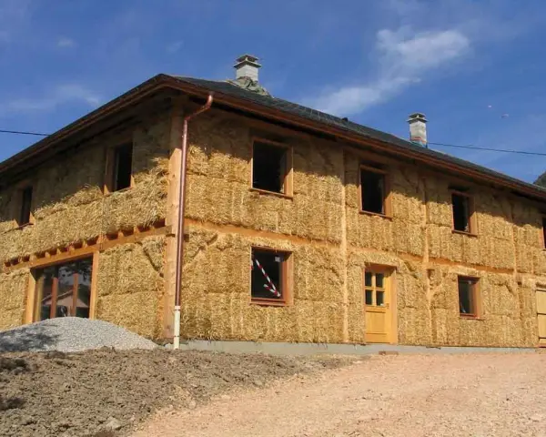 Maison en paille en construction, 100m2. Le prix de cette maison écologique est attractif.