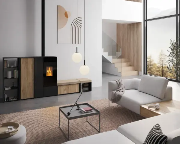 Salon moderne avec poêle à granule design, canapé clair, et grande baie vitrée offrant une vue sur la nature.