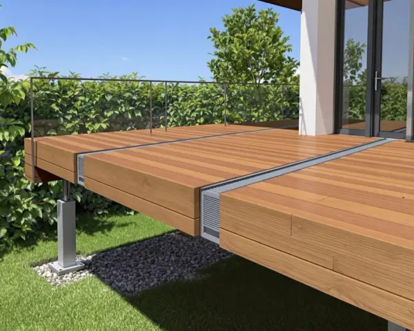Un magnifique projet pour faire un toit terrasse en bois, avec une balustrade en verre et une végétation luxuriante.