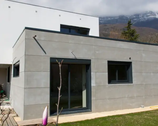 Extension moderne en béton, 30m2. Le prix de cette extension maison 30m2 est un investissement pour un design épuré.