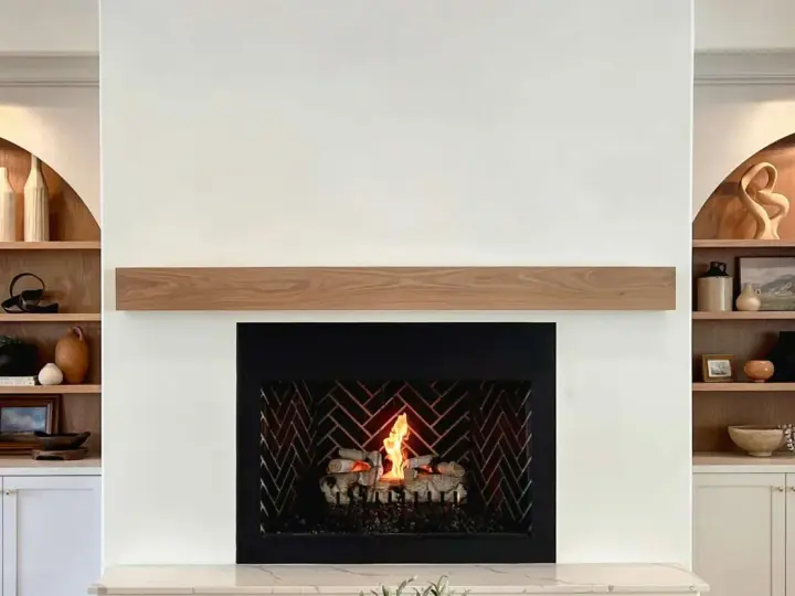 Cheminée moderne avec un conduit discret en placo, une distance parfaite pour un conduit de cheminée.