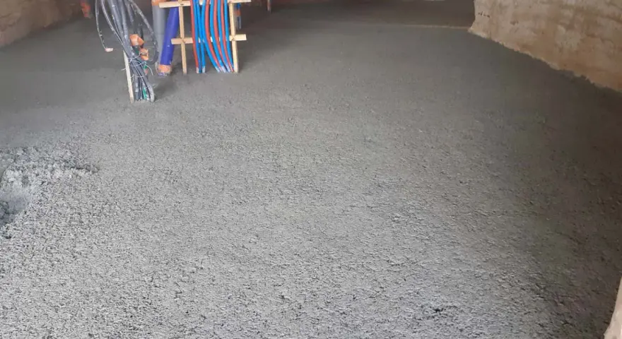 Chantier en cours : une dalle chaux chanvre fraîchement coulée, prête à accueillir le chauffage au sol.