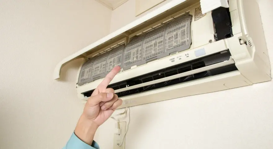 Maintenant, vous comprenez pourquoi la clim s'arrête et redémarre : les filtres encrassés bloquent le flux d'air.