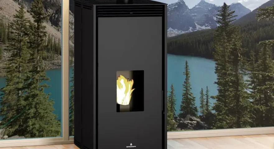 Poêle à granulés sans électricité, avis : flammes vives dans un poêle noir moderne, devant une fenêtre avec vue sur un lac et des montagnes.