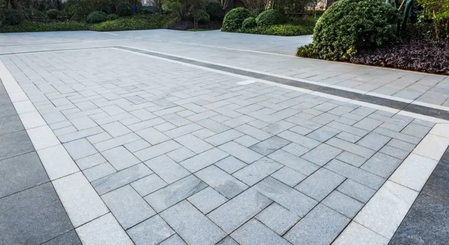 Dalle d'extérieur en béton, parfait pour une terrasse moderne.