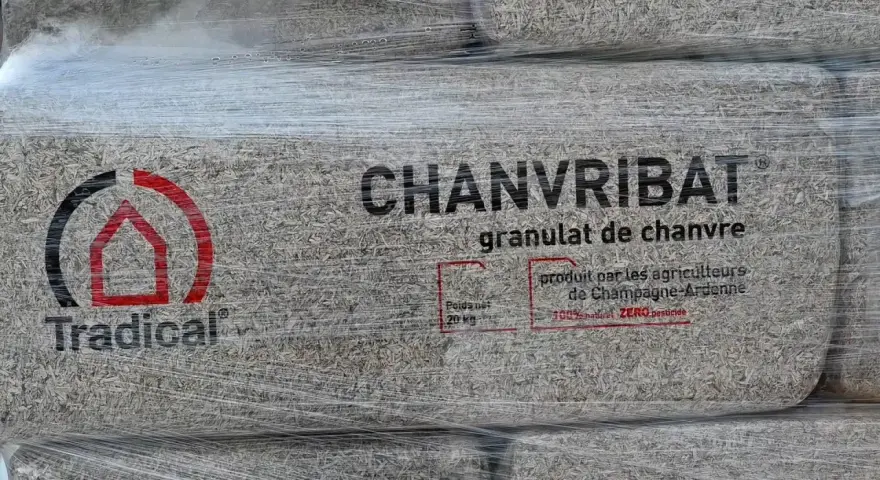 Sac de granulat de chanvre "Chanvribat", produit par des agriculteurs. Bien que le béton de chanvre ait des inconvénients, ce produit est 100% naturel.