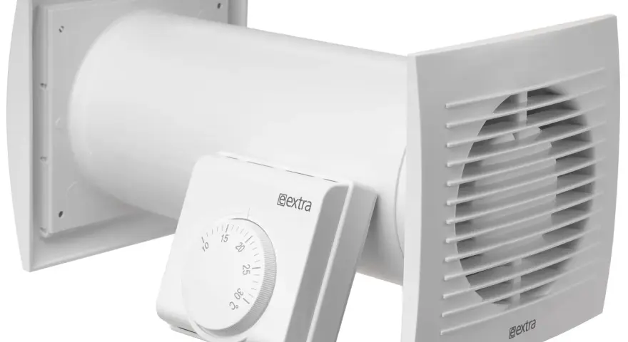 Ventilateur blanc avec thermostat réglable, un répartiteur de chaleur pour une ventilation efficace.