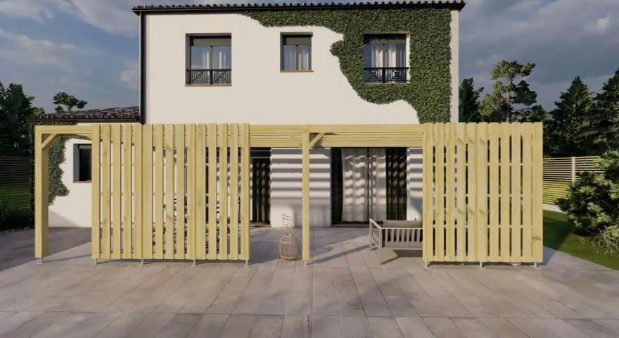 Une pergola bois fait maison délimite un espace extérieur moderne devant une maison blanche recouverte de végétation.