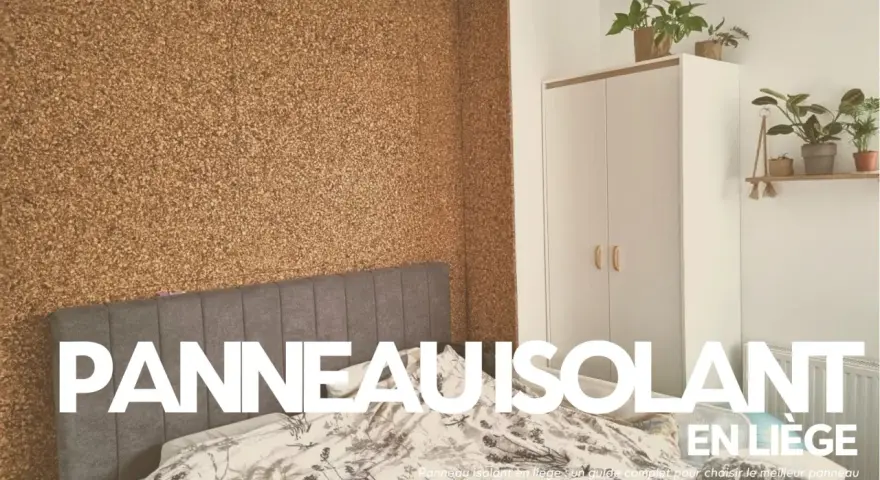 Chambre avec mur en **isolation textile recyclé** de liège. Lit, armoire et plantes vertes.