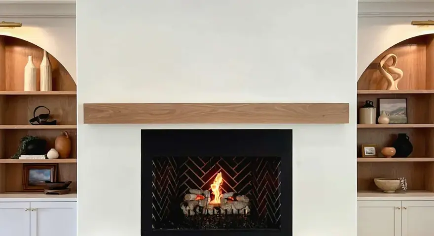 Cheminée moderne avec un conduit discret en placo, une distance parfaite pour un conduit de cheminée.