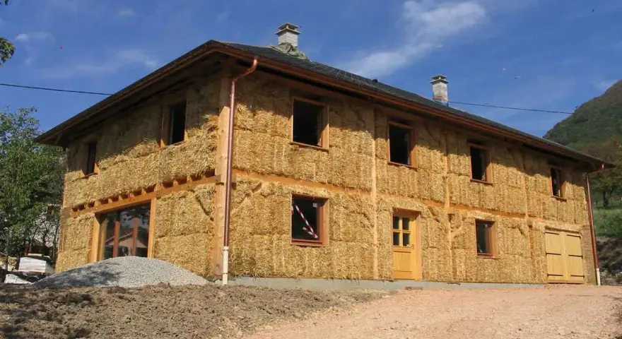 Maison en paille en construction, 100m2. Le prix de cette maison écologique est attractif.