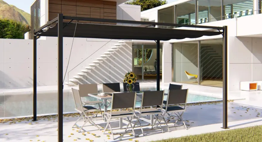 Une tonnelle noire avec une table et des chaises, près d'une piscine. Idéal pour savoir comment monter une tonnelle et profiter de l'extérieur.