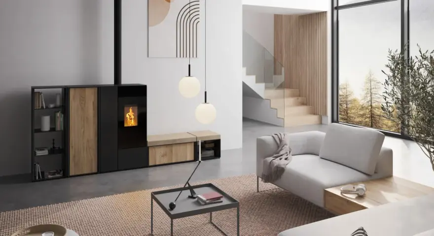 Salon moderne avec poêle à granule design, canapé clair, et grande baie vitrée offrant une vue sur la nature.