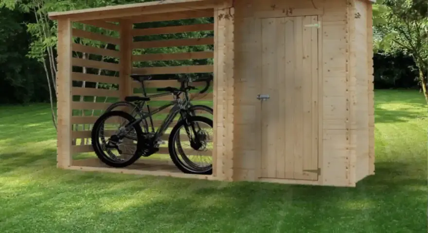 Un abri en bois pour fabriquer abri vélo, avec deux vélos à l'intérieur. La structure ouverte protège les vélos des intempéries.