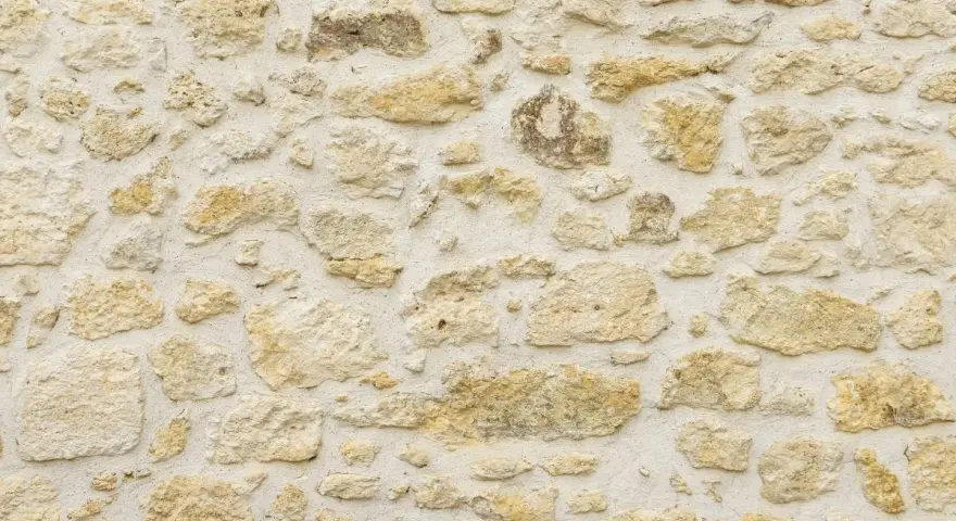 Mur en pierres irrégulières, joint pierre chaux, texture rustique et authentique.