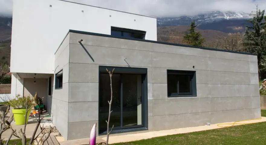 Extension moderne en béton, 30m2. Le prix de cette extension maison 30m2 est un investissement pour un design épuré.