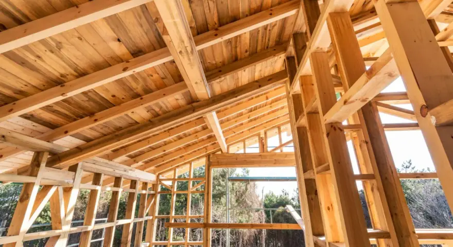 Structure d'une maison en bois, vue intérieure. Le prix d'une maison ossature bois est souvent compétitif.