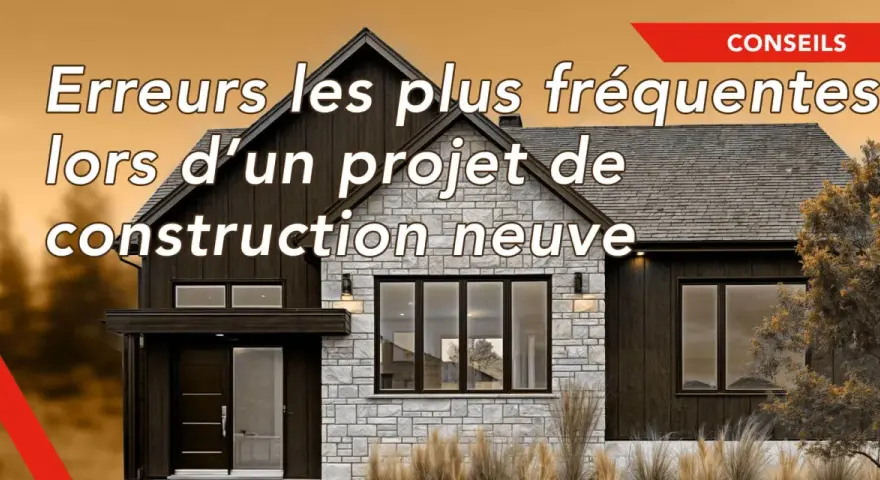 Maison moderne avec façade en pierre et bois. Conseils pour éviter les erreurs de construction en limite de propriété.