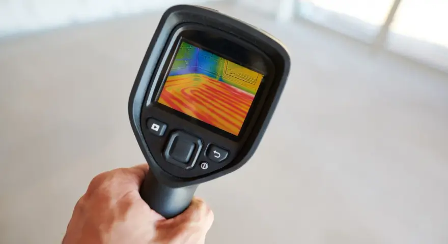 Caméra thermique montrant un problème de chauffage au sol. Les couleurs froides indiquent que le chauffage au sol ne fonctionne pas dans cette pièce.