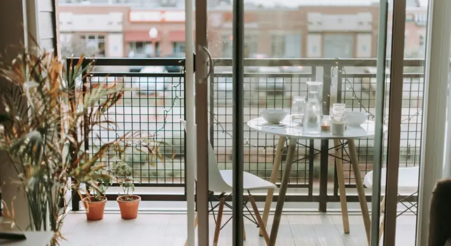 Un balcon filant aménagé avec une petite table, des chaises et des plantes. Idéal pour un café matinal ou un dîner tranquille.