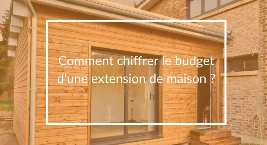 Une extension de maison en bois avec une grande baie vitrée. Le texte indique "Comment chiffrer le budget d'une extension de maison ?", un guide pour estimer le tarif agrandissement maison.