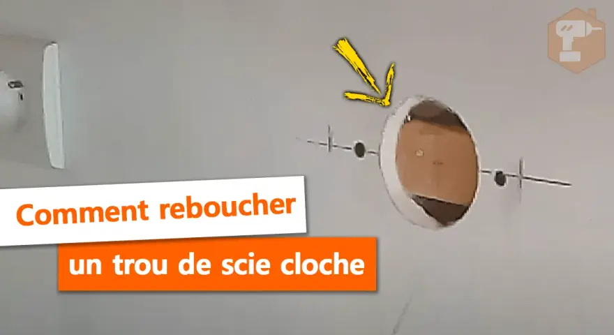 Comment reboucher un trou dans placo. Une flèche jaune indique un trou rond dans un mur en placo, prêt à être réparé.