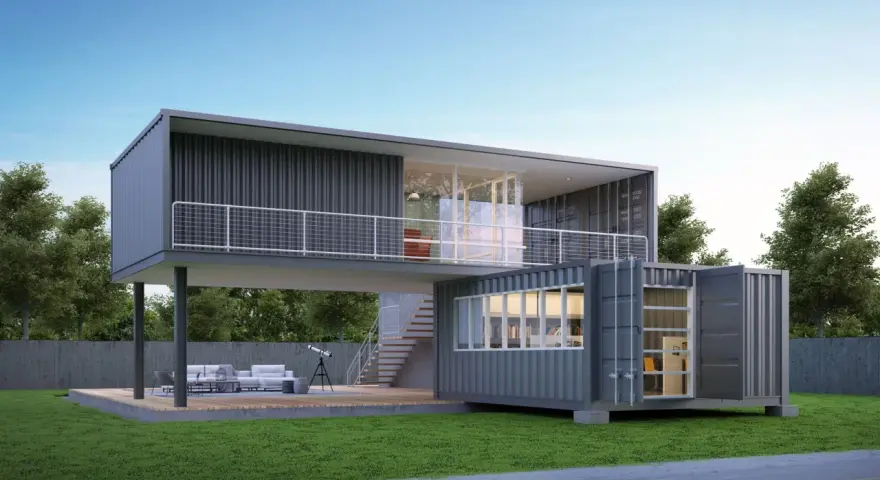 Une maison conteneur moderne à deux étages avec terrasse, escaliers extérieurs et mobilier de jardin.