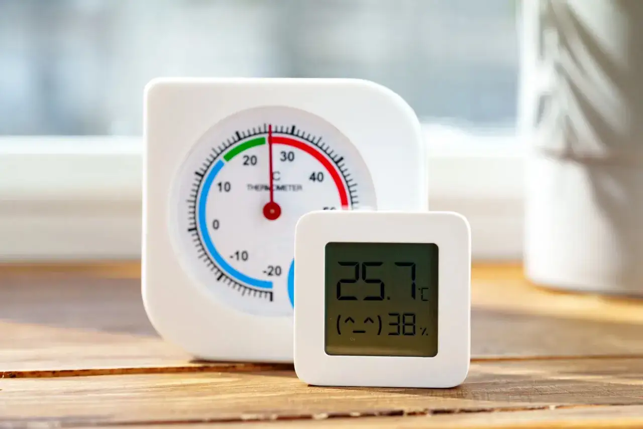 Thermomètre et hygromètre numériques affichant 25,7°C et 38% d'humidité. Le taux humidité maison 70% est un idéal à surveiller.