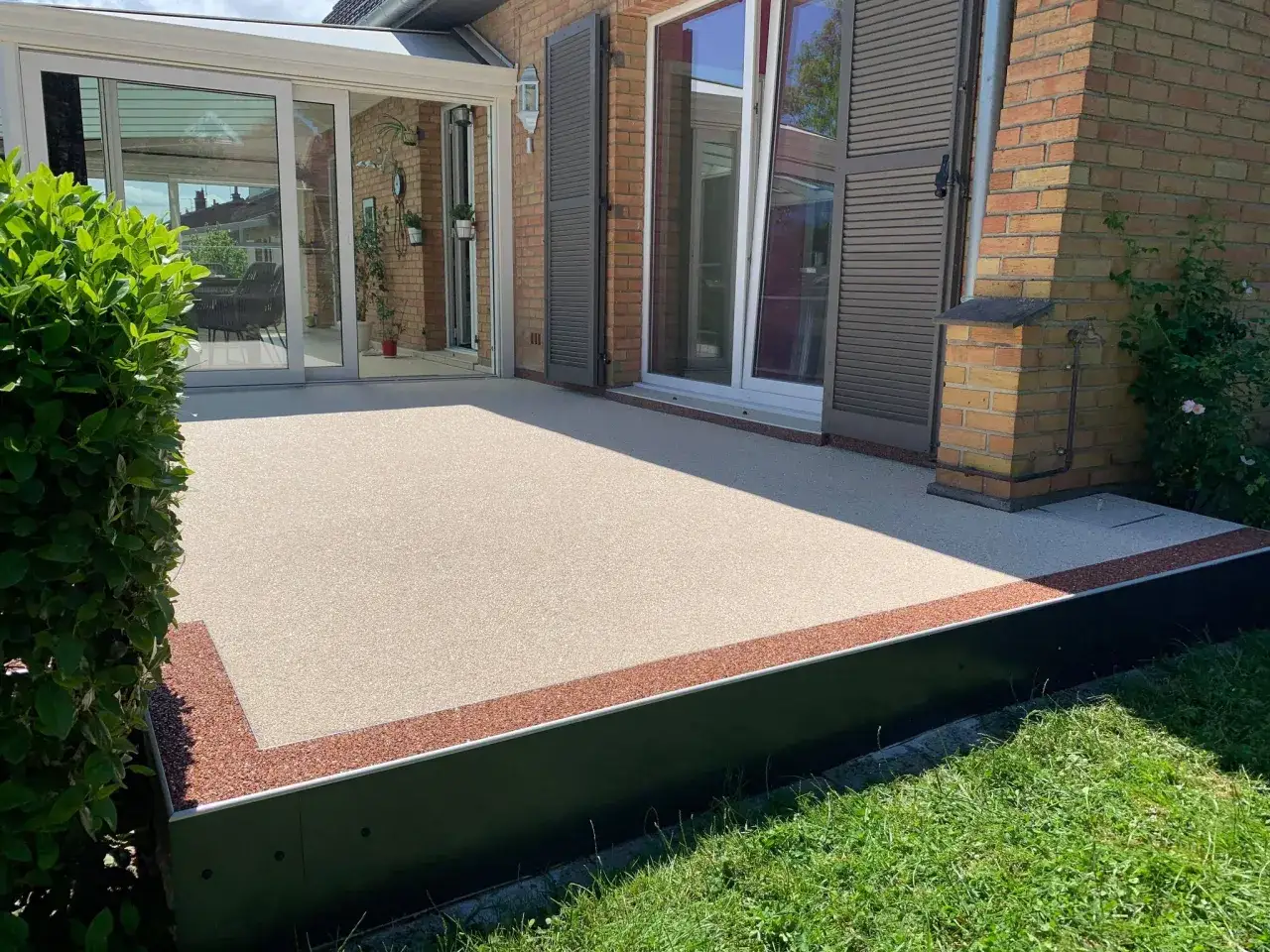 Terrasse en résine : un revêtement moderne et facile d'entretien, mais attention aux variations de température.