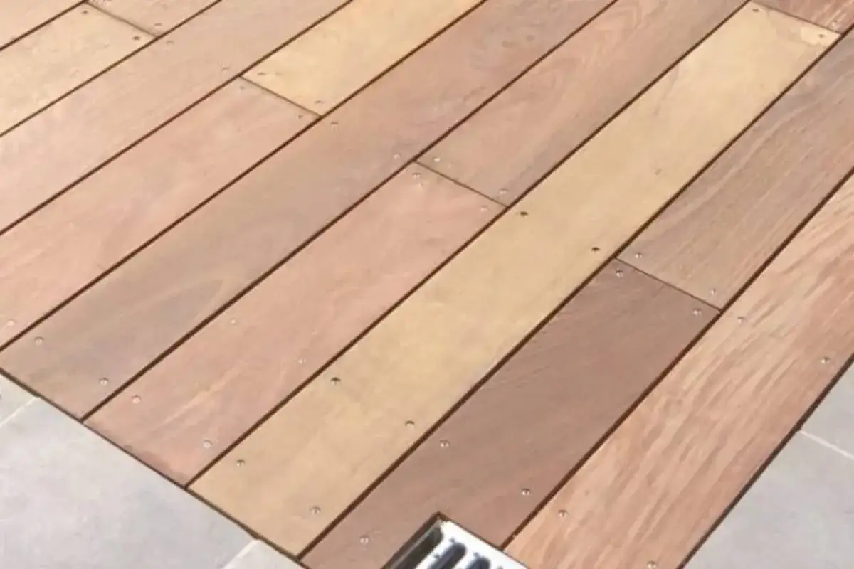 Planches de bois sur un balcon, une belle idée sol pour un espace extérieur chaleureux.