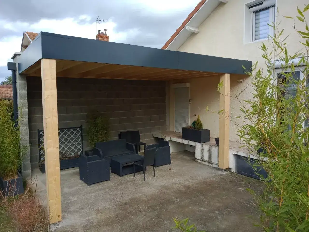 Aménagement extérieur : projet pour faire un toit terrasse en bois. Salon de jardin sous abri moderne.