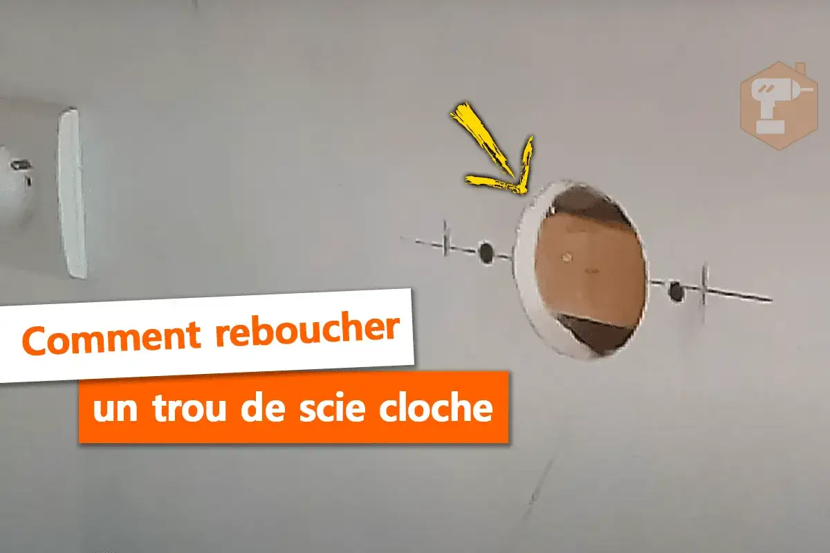 Comment réparer un trou dans placo ? Une flèche jaune indique un trou rond dans un mur en placo, prêt à être rebouché.