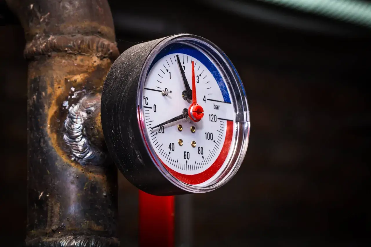 Manomètre de chaudière indiquant environ 1,5 bar de pression. Le tuyau est soudé.