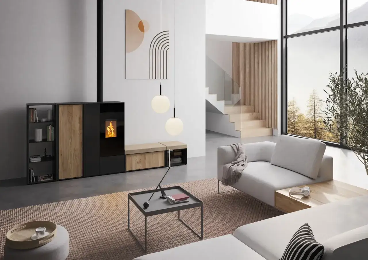 Salon moderne avec poêle à granule design, canapé clair, et grande baie vitrée offrant une vue sur la nature.