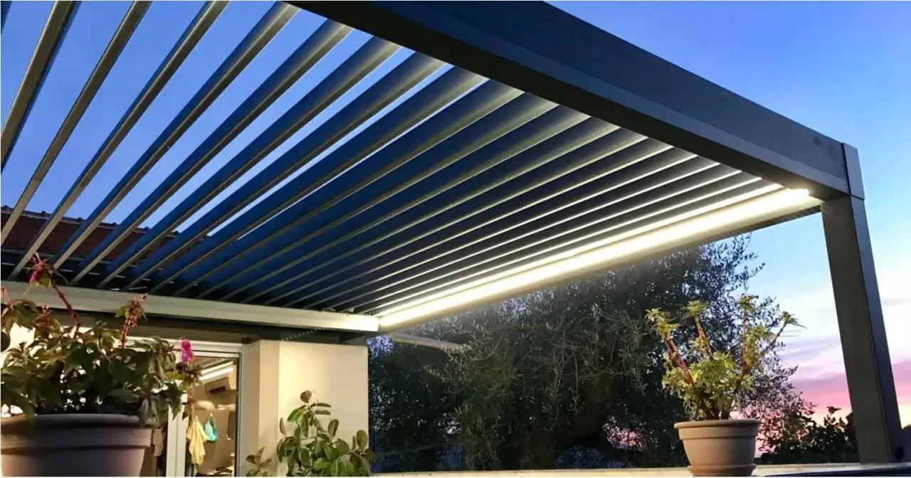 Pergola bioclimatique c'est quoi ? Une structure moderne avec lames orientables et éclairage LED, offrant confort et esthétique.