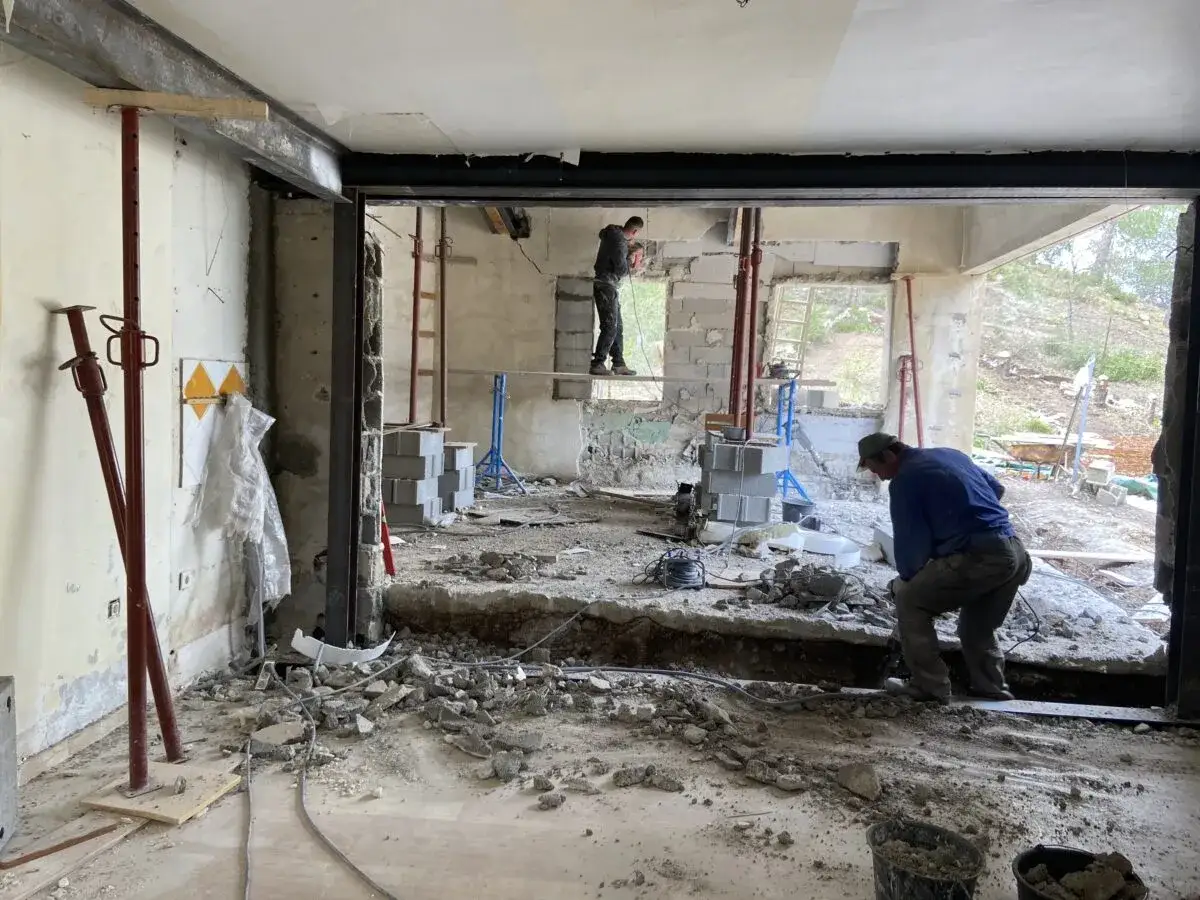 Chantier de rénovation : démolition, étais métalliques, ouvriers au travail. Estimation du prix rénovation maison m2.